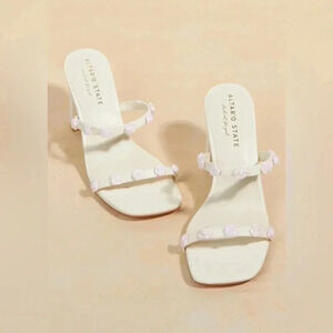 NEW w/tags (NWT) Altar’d State White with Pink flowers Nara Rosette Heels SZ 10